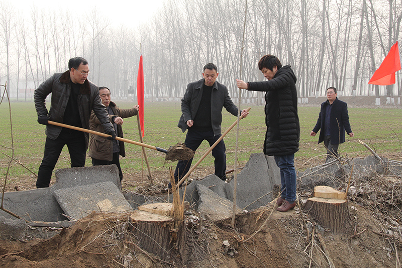 博農(nóng)集團(tuán)領(lǐng)導(dǎo)、基層黨政負(fù)責(zé)人等同志積極參加植樹活動